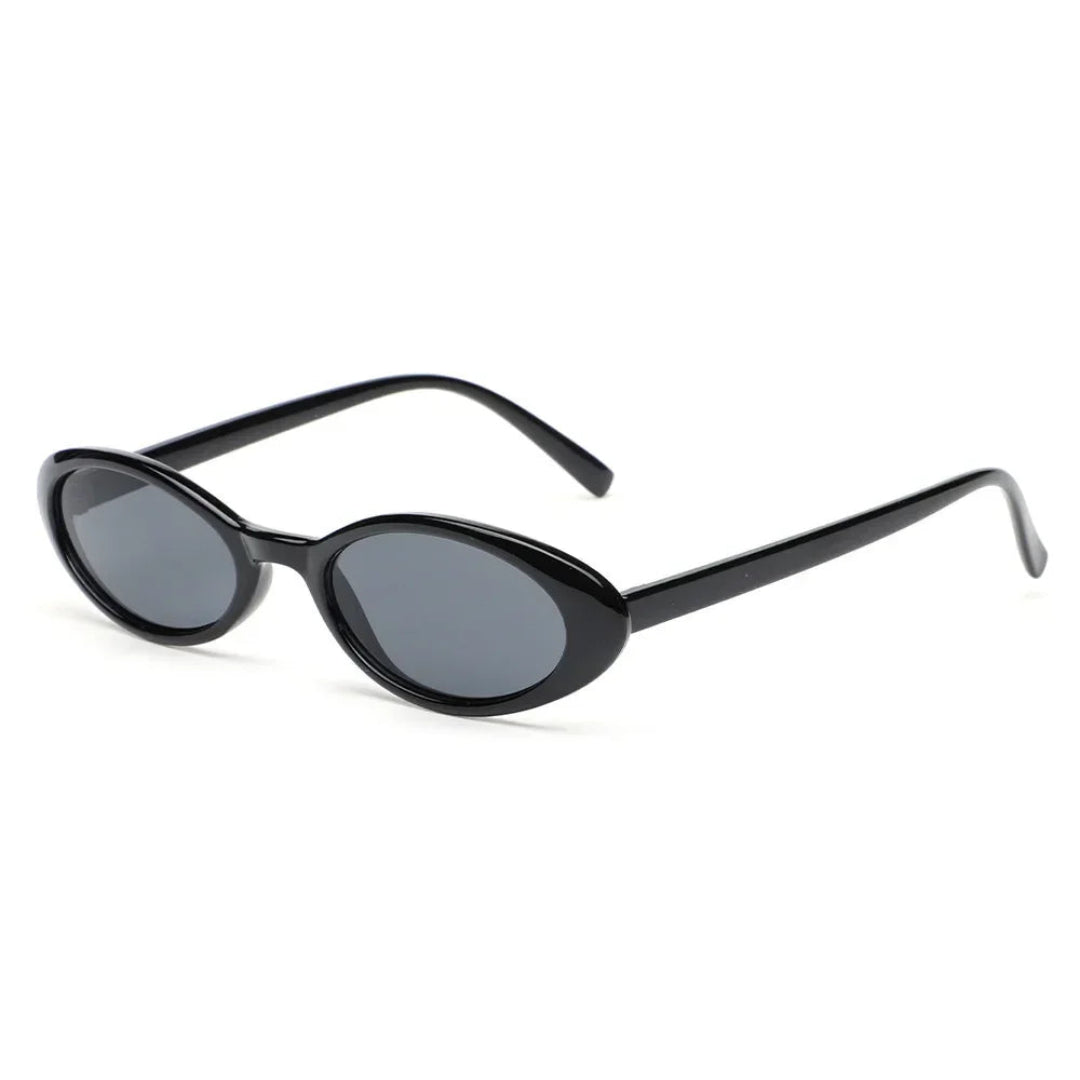 Évara oval women's sunglasses in Black polycarbonate frame with black polycarbonate lenses, 100% UV protection, right 3/4 angle on white background